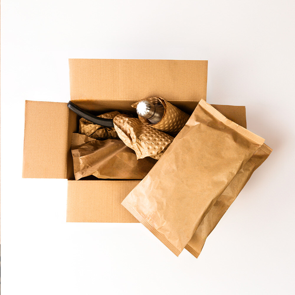 gepacktes Pakete mit PapairWrap und Polsterkissen