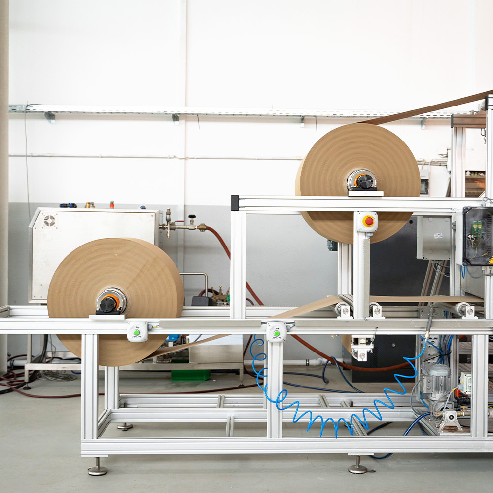 Die Produktionsmaschine von Papair, die das PapairWrap, die Luftpolsterfolie aus Papier herstellt, hat zwei Rollen aufgeladen und läuft.