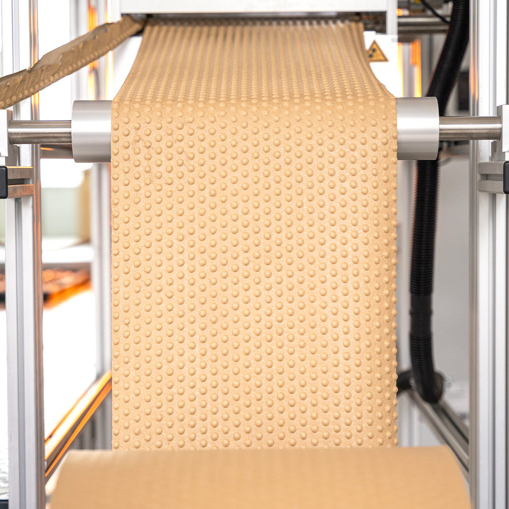 PapairWrap, die Luftpolsterfolie aus Papier kommt fertig aus der Produktionsmaschine.