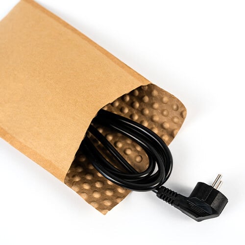 Ein Kabel liegt in einem zweilagigen PapairBag mit Lasche.